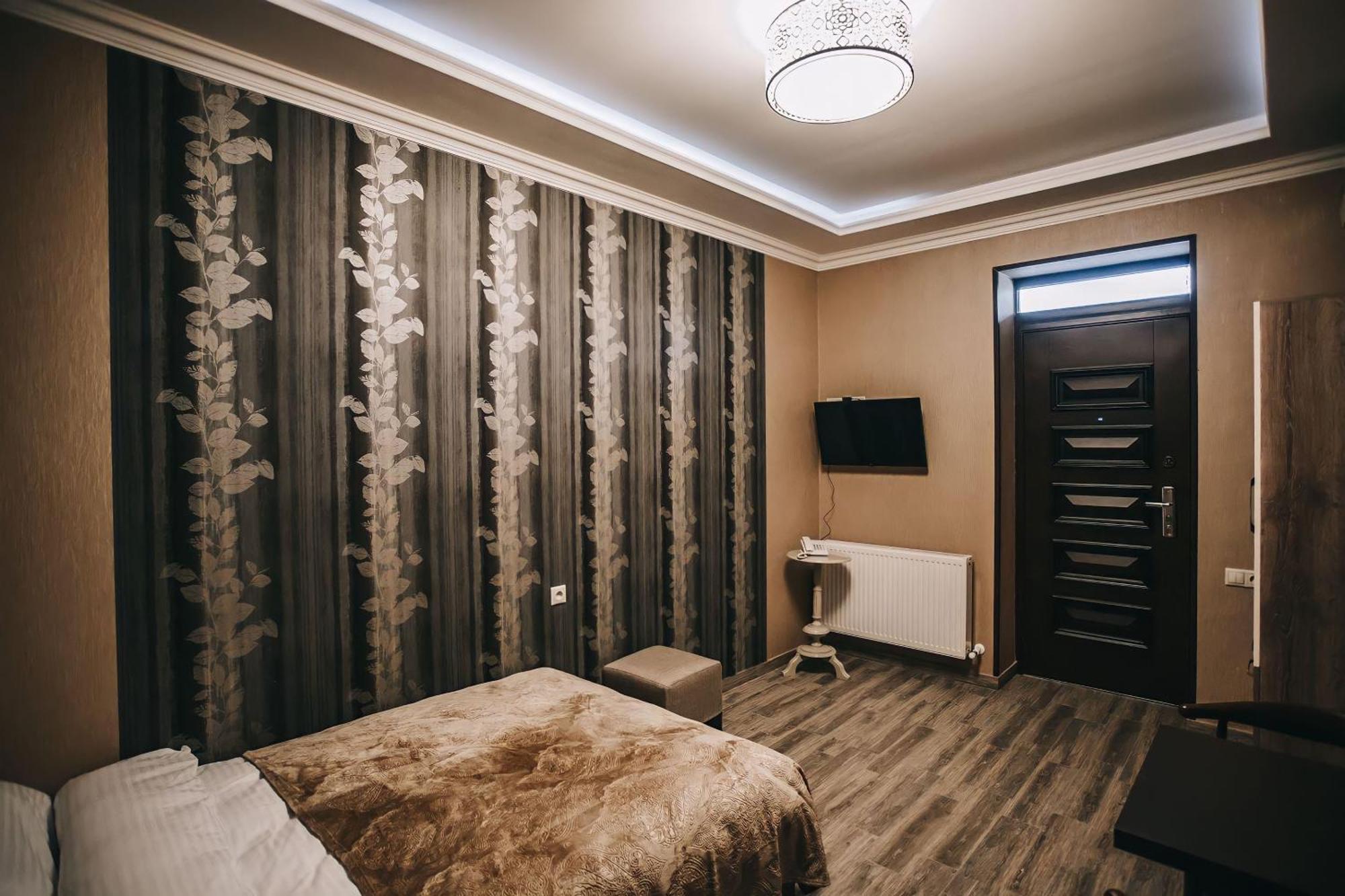 7 Rooms Hotel Tserovani Exterior photo